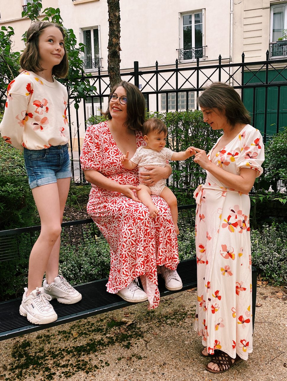 Deux Mamans Sous Le Même Toit Saison 3 Pauline et Sarah : l’une porte leur bébé, l’autre l’allaite. – émoi émoi